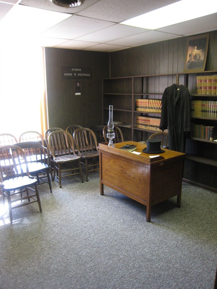 Judges chambers at entrance to Lincoln Courtroom