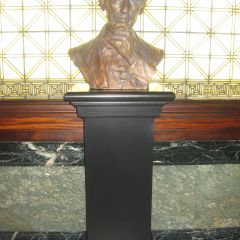 The bust of Abraham Lincoln presented to the Supreme Court by the ISBA