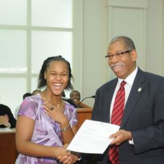 Mahja Foster receives a Moot Court Award from Dean Smith