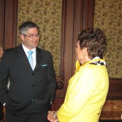 New admittee David Barker and Chief Justice Rita Garman 